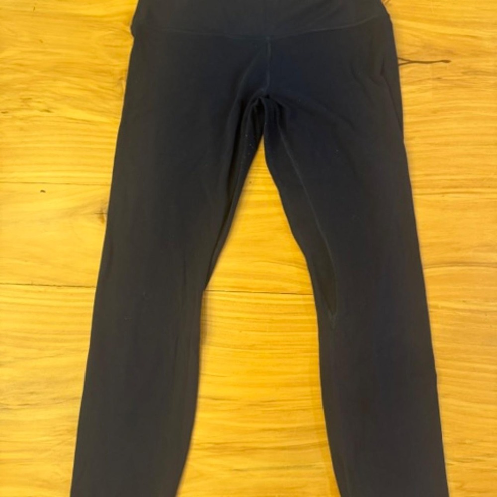 Classic Lululemon cropped leggings in deep navy blue - Size Medium